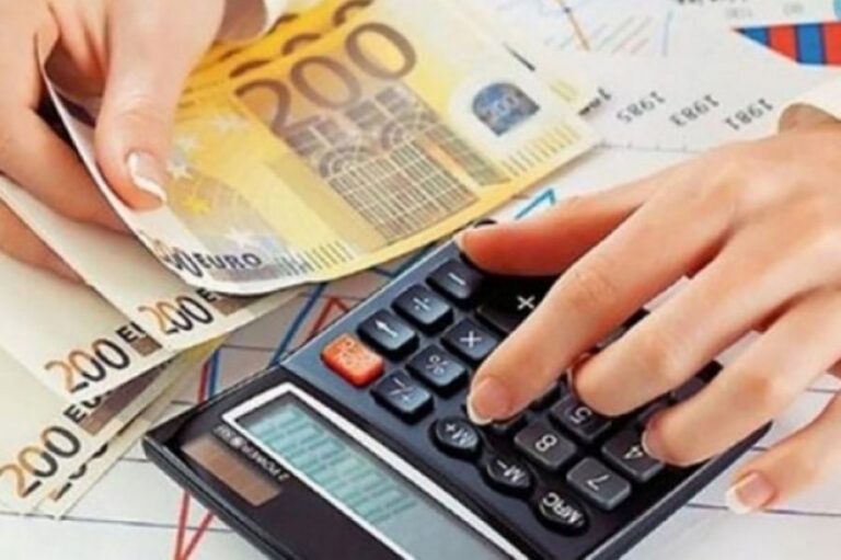 Μείωση των εισφορών από τις αρχές του 2020 σχεδιάζει το υπουργείο Εργασίας