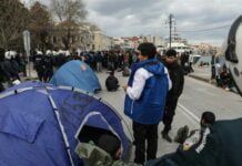 Μόρια επεισόδια: Στο λιμάνι της Μυτιλήνης διαδήλωσαν περίπου 300 Αφγανοί