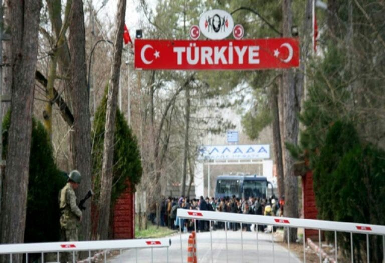Ηλεκτρισμένη ατμόσφαιρα και χημικά στα σύνορα με την Τουρκία