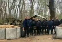Στρατιώτες και αστυνομικοί έψαλαν τον Εθνικό Ύμνο δίπλα στον φράχτη στις Καστανιές