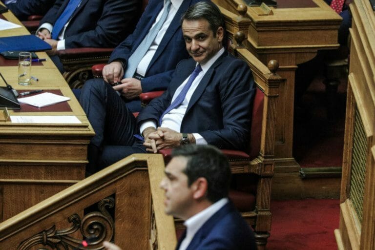 Βουλή Live: Μάχη για ΚΕΚ, πρώτη κατοικία και υποβάθμιση από Fitch