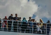 Λέσβος: Σε δομές της ενδοχώρας μεταφέρονται 400 λαθρομετανάστες – ΜΚΟ αφήνουν σημειώματα σε σπίτια στη Μόρια καταγγέλλουν κάτοικοι