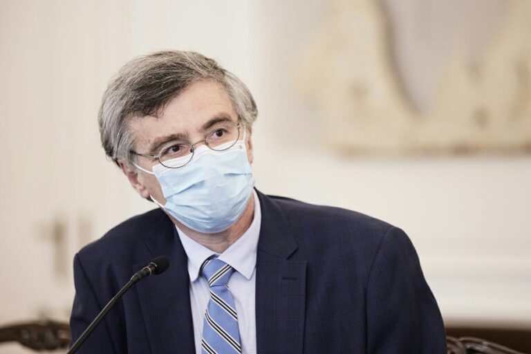 Delphi Forum-Σωτήρης Τσιόδρας: «Χρειαζόμαστε καλύτερα εμβόλια – Πρέπει να αποφασίσουμε για τις δοσολογίες»