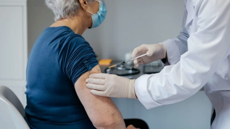 Σύσταση σε 3 εκατ. πολίτες να κάνουν τα επικαιροποιημένα εμβόλια