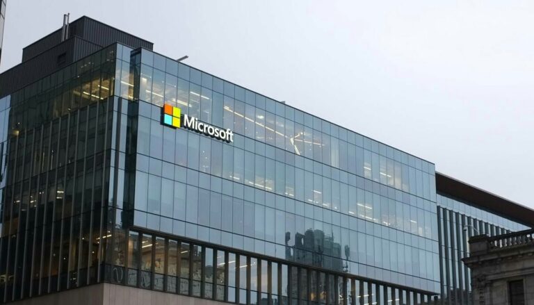 Η Microsoft κλείνει γραφεία και απολύει εργαζομένους