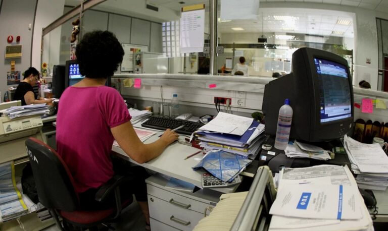 Στην κρίση του ΣτΕ η επαναφορά 13ου και 14ου μισθού στο Δημόσιο: Στις 6 Ιουνίου εκδικάζεται η υπόθεση