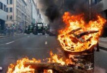 Φωτιές, ισχυρές αστυνομικές δυνάμεις και τρακτέρ στους δρόμους των Βρυξελλών όπου διαδηλώνουν χιλιάδες αγρότες
