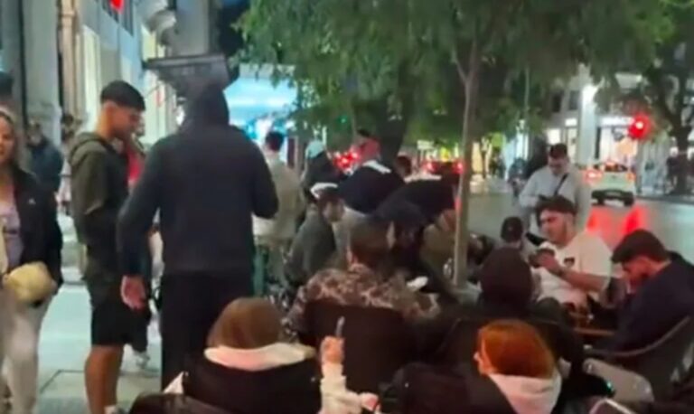 Διανυκτέρευσαν έξω από γνωστό κατάστημα στο κέντρο της Θεσσαλονίκης για ένα… ρολόι