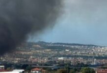 Οι καπνοί από την πυρκαγιά στο Ωραιόκαστρο έχουν σκεπάσει όλη τη Θεσσαλονίκη