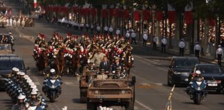 Εντυπωσιακές εικόνες από τη στρατιωτική παρέλαση της 14ης Ιουλίου στο Παρίσι