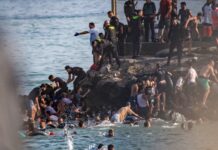 Εκτός ελέγχου η κατάσταση με τουλάχιστον 18 νεκρούς στη Θέουτα: 49.000 μετανάστες πέρασαν μέσα σε 24 ώρες – Διπλωματική κρίση με την Ιταλία