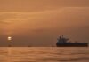 Στενά του Ορμούζ: Πλοία κάνουν πίσω, το Ιράν διαπραγματεύεται και ο Τραμπ υπόσχεται εξελίξεις «σύντομα»
