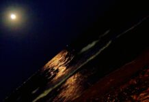 Όταν το Αυγουστιάτικο Φεγγάρι Βάφεται Κόκκινο