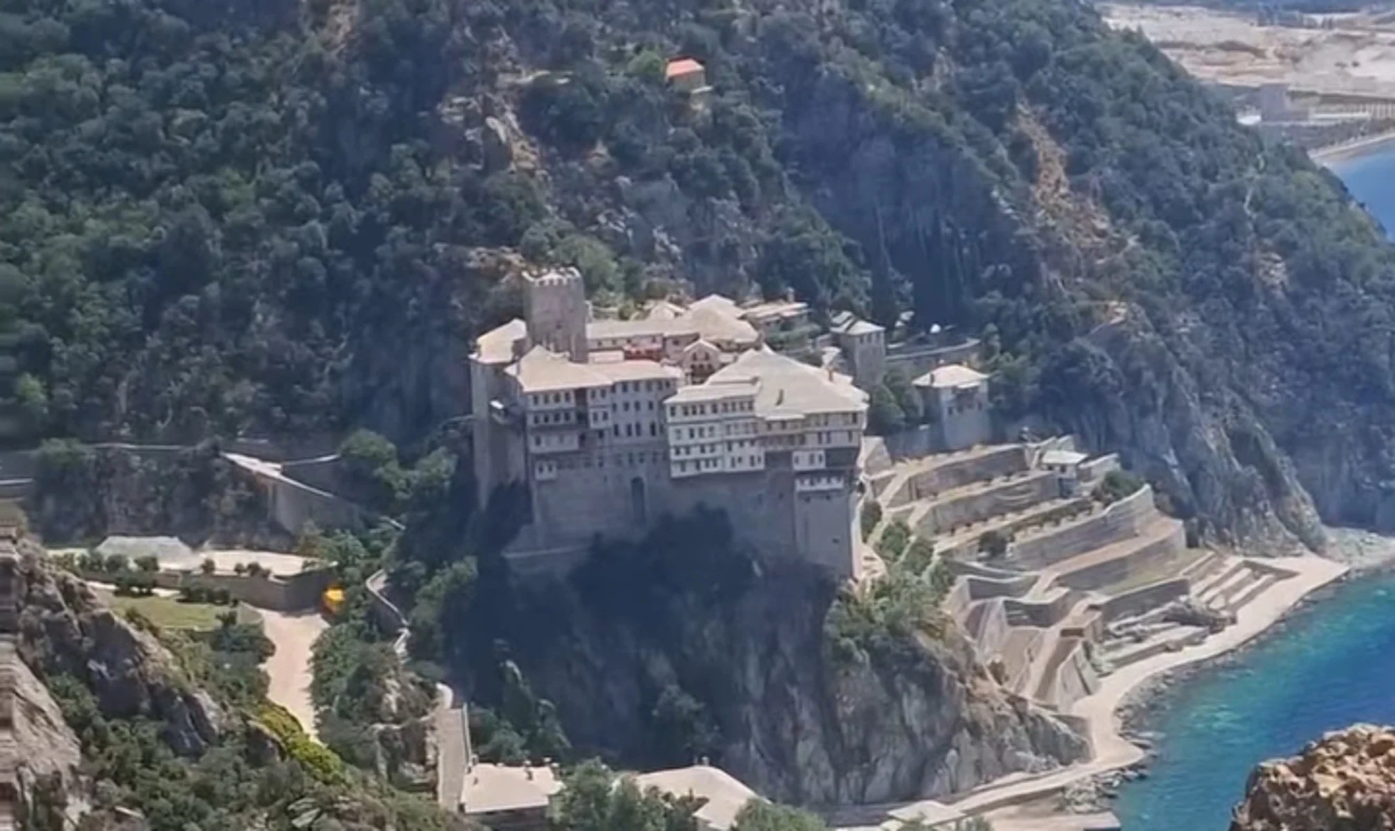 Το «resort» των αλγορίθμων: Η εμπορευματοποίηση της πίστης και το απρεπές κυνήγι των likes