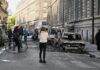 Σε κλοιό κοινωνικής έκρηξης η Γαλλία: Απαγορεύσεις κυκλοφορίας και πολιτική κρίση για τον Μακρόν
