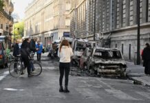 Σε κλοιό κοινωνικής έκρηξης η Γαλλία: Απαγορεύσεις κυκλοφορίας και πολιτική κρίση για τον Μακρόν