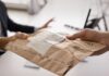 Courier: «Σώθηκαν» τα μετρητά στις αντικαταβολές – Εκτός Βουλής έμειναν οι διατάξεις που επέβαλαν ηλεκτρονικές πληρωμές