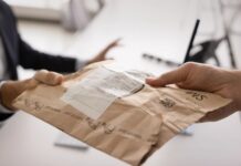 Courier: «Σώθηκαν» τα μετρητά στις αντικαταβολές – Εκτός Βουλής έμειναν οι διατάξεις που επέβαλαν ηλεκτρονικές πληρωμές