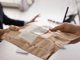 Courier: «Σώθηκαν» τα μετρητά στις αντικαταβολές – Εκτός Βουλής έμειναν οι διατάξεις που επέβαλαν ηλεκτρονικές πληρωμές